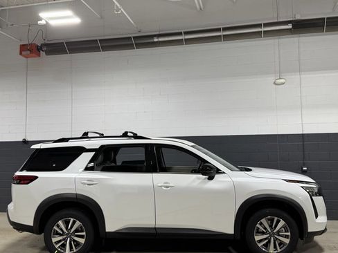 New 2026 Nissan Pathfinder SL image 7