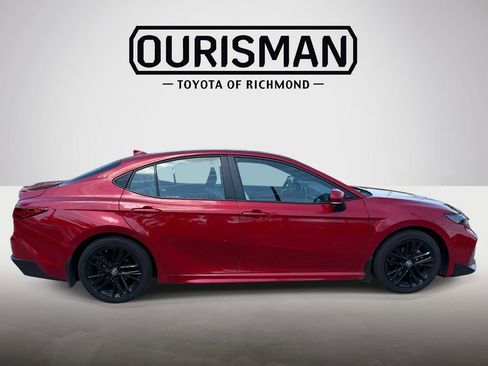 Used 2025 Toyota Camry SE w/ Convenience Package image 8