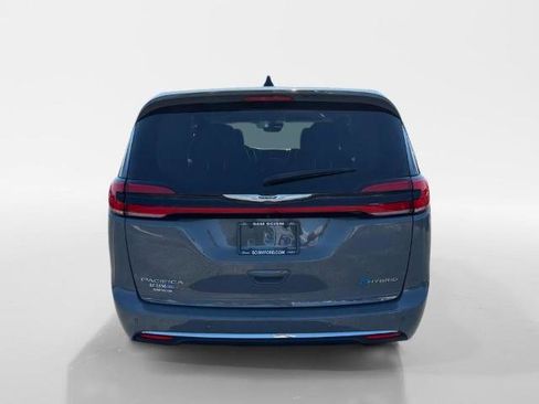 Used 2023 Chrysler Pacifica Touring-L FWD image 4