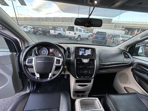 Used 2015 Chrysler Town & Country Touring image 9