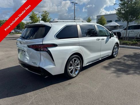 Used 2023 Toyota Sienna Platinum FWD image 4