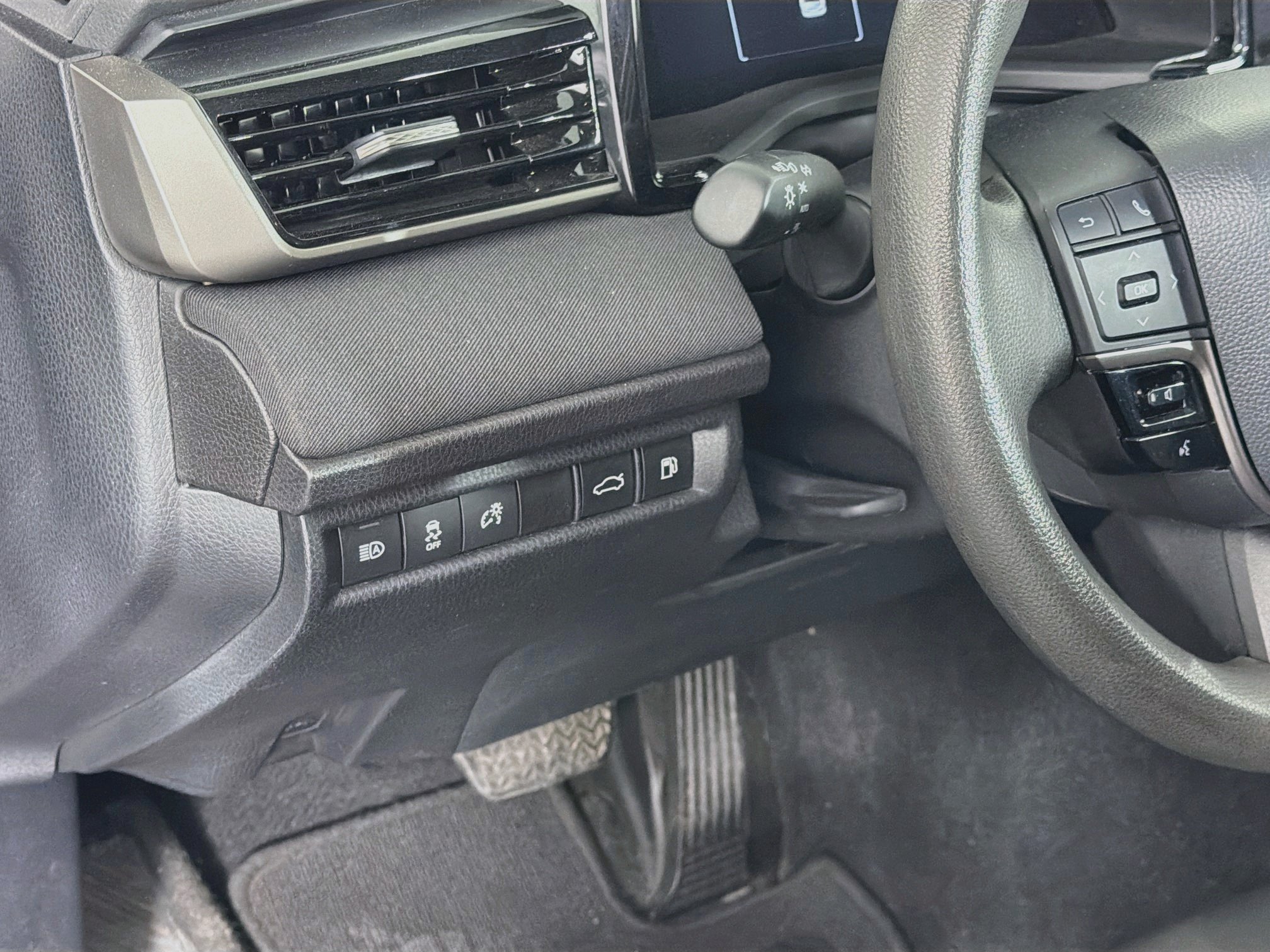 Used 2025 Toyota Camry LE FWD image 17