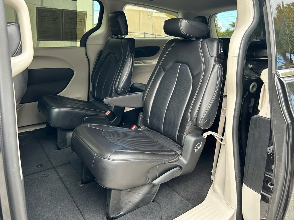 Used 2023 Chrysler Pacifica Touring-L FWD image 40