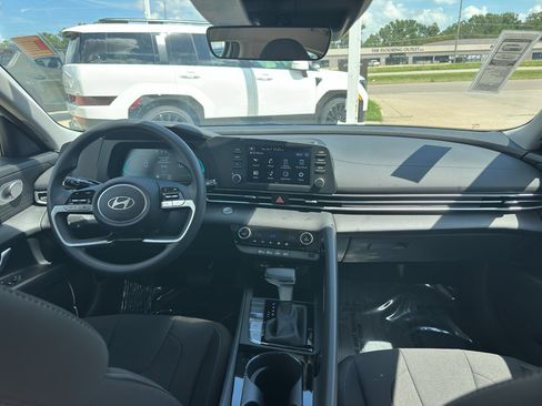 New 2026 Hyundai Elantra Hybrid FWD image 11