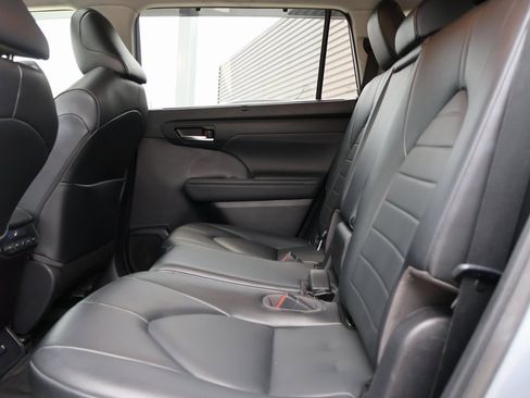 Used 2021 Toyota Highlander XLE image 18