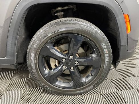 Used 2023 Jeep Grand Cherokee Altitude AWD/4WD image 9