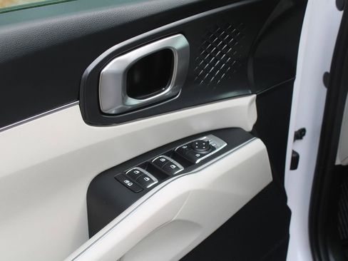 Certified 2025 Kia Sorento S w/ Panoramic Sunroof Package image 19