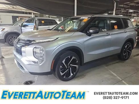 Used 2022 Mitsubishi Outlander SE FWD image 1