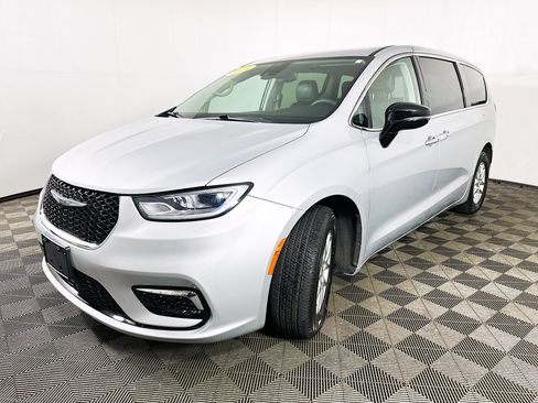 Used 2024 Chrysler Pacifica Touring-L FWD image 3