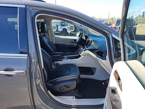 Used 2023 Chrysler Pacifica Limited image 24