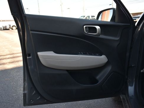 Used 2025 Hyundai Venue SEL FWD image 11