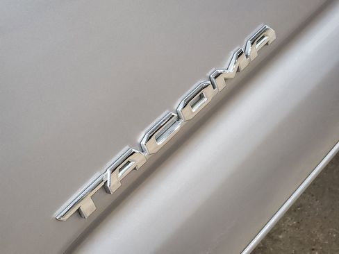 Used 2020 Toyota Tacoma TRD Sport w/ Technology Package image 25