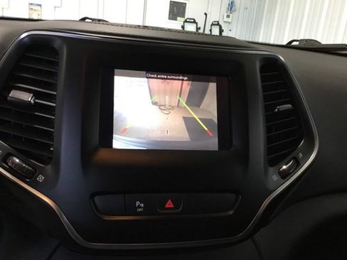 Used 2019 Jeep Cherokee Latitude Plus AWD/4WD image 27