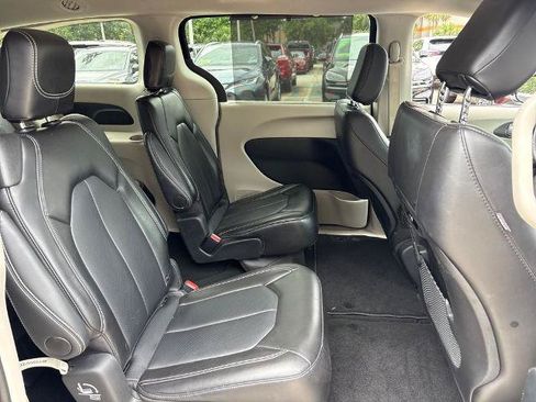 Used 2024 Chrysler Pacifica Touring-L FWD image 30