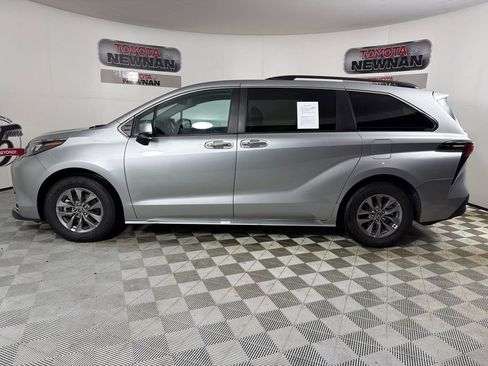 Used 2024 Toyota Sienna XLE image 7