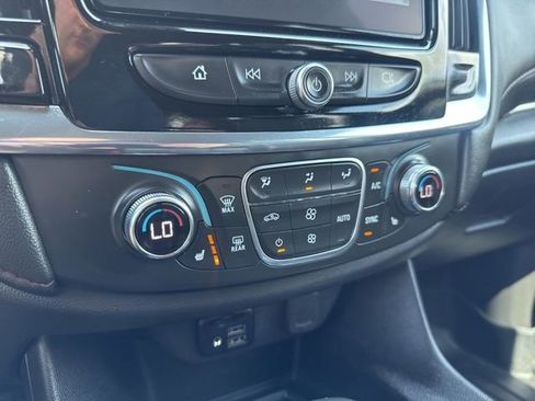 Used 2023 Chevrolet Traverse RS image 5