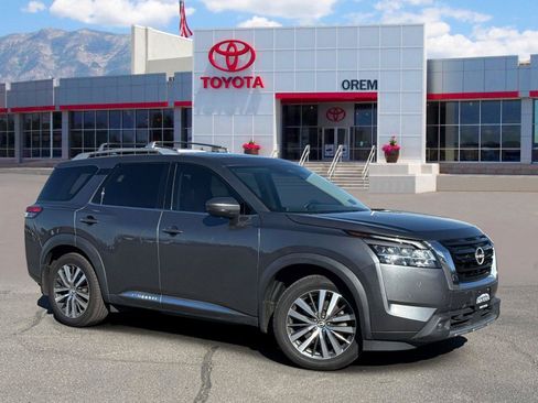 Used 2022 Nissan Pathfinder Platinum w/ Cargo Package AWD/4WD image 1