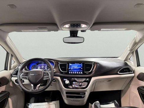 Used 2017 Chrysler Pacifica Touring-L Plus w/ Tire & Wheel Group FWD image 25