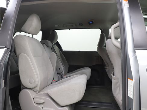 Used 2015 Toyota Sienna LE image 13