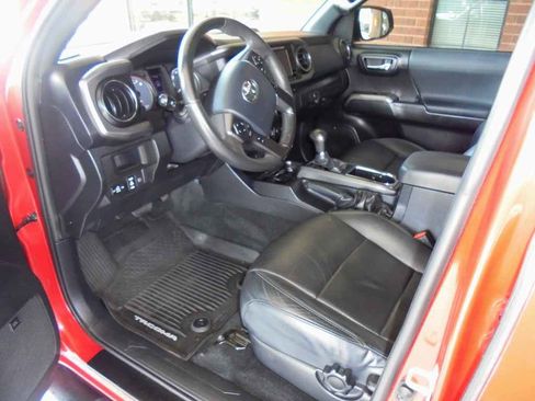 Used 2019 Toyota Tacoma TRD Sport image 7