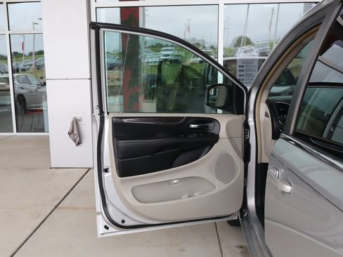 Used 2012 Chrysler Town & Country Touring w/ Entertainment Group #1 FWD image 14