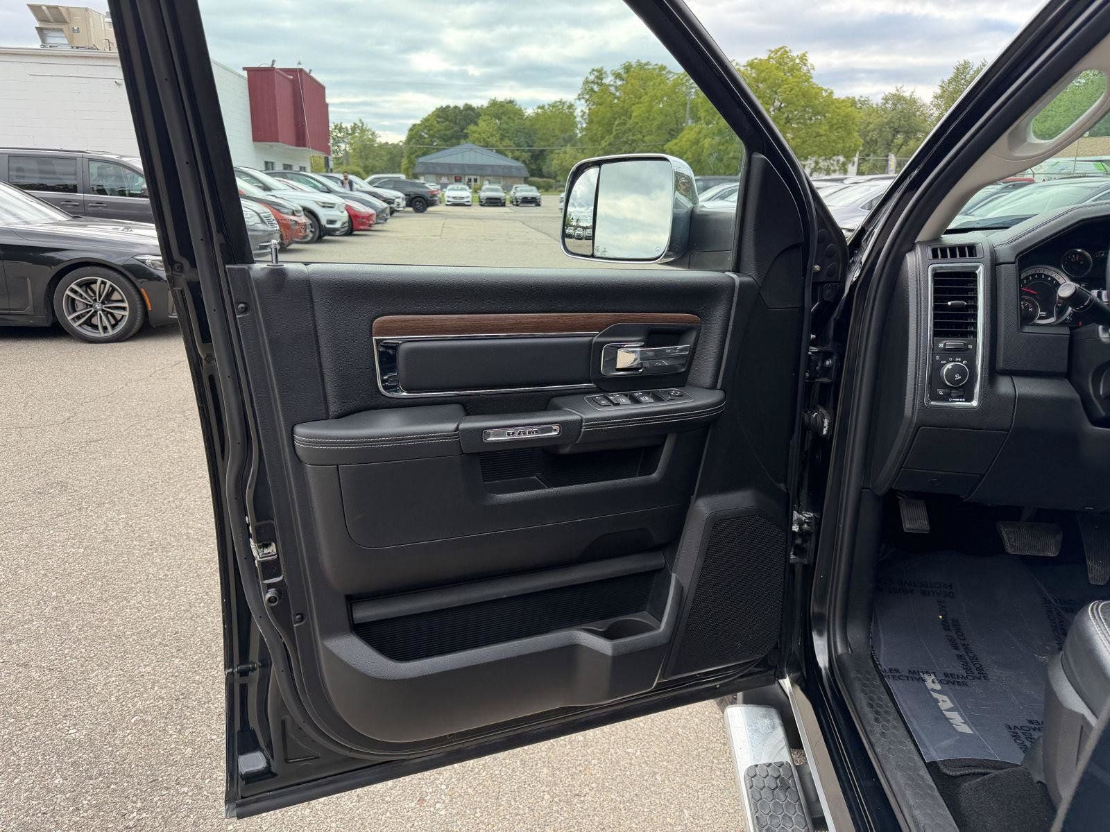 Used 2015 RAM 1500 Laramie w/ Convenience Group AWD/4WD image 10