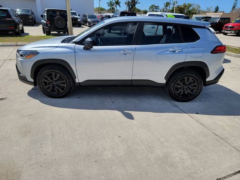 Used 2025 Toyota Corolla Cross L image 2