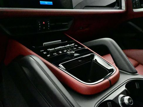 Certified 2025 Porsche Cayenne Coupe AWD/4WD image 11