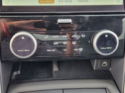 Used 2025 Land Rover Discovery S image 18