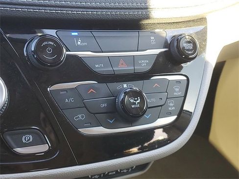 Used 2022 Chrysler Pacifica Touring-L image 30