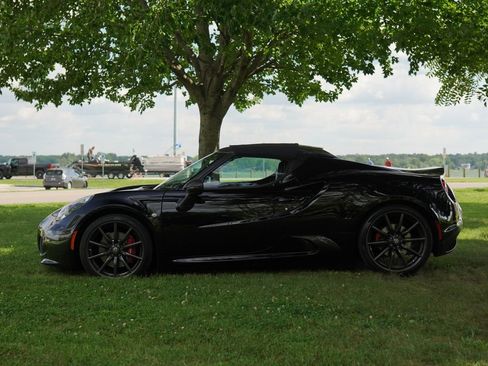 Used 2019 Alfa Romeo 4C Spider RWD image 5