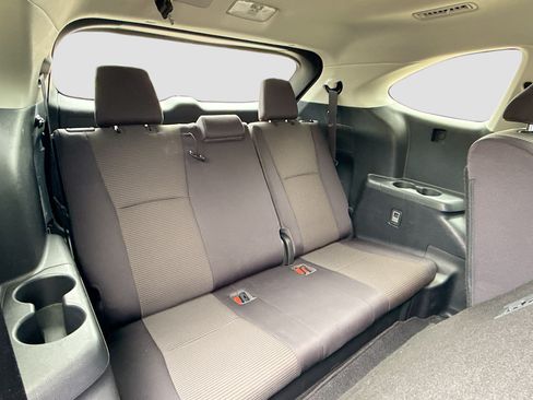 Used 2020 Toyota Highlander LE FWD image 21