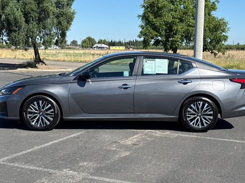 Used 2025 Nissan Altima 2.5 SV FWD image 7
