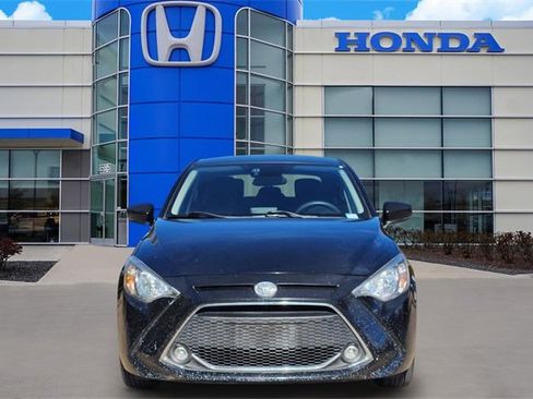 Used 2019 Toyota Yaris L image 6