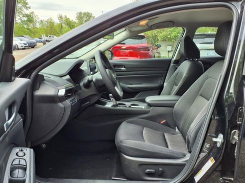 Used 2025 Nissan Altima 2.5 SV FWD image 17