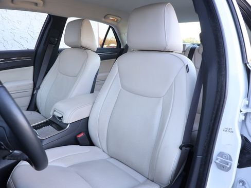 Used 2018 Chrysler 300 Limited image 19