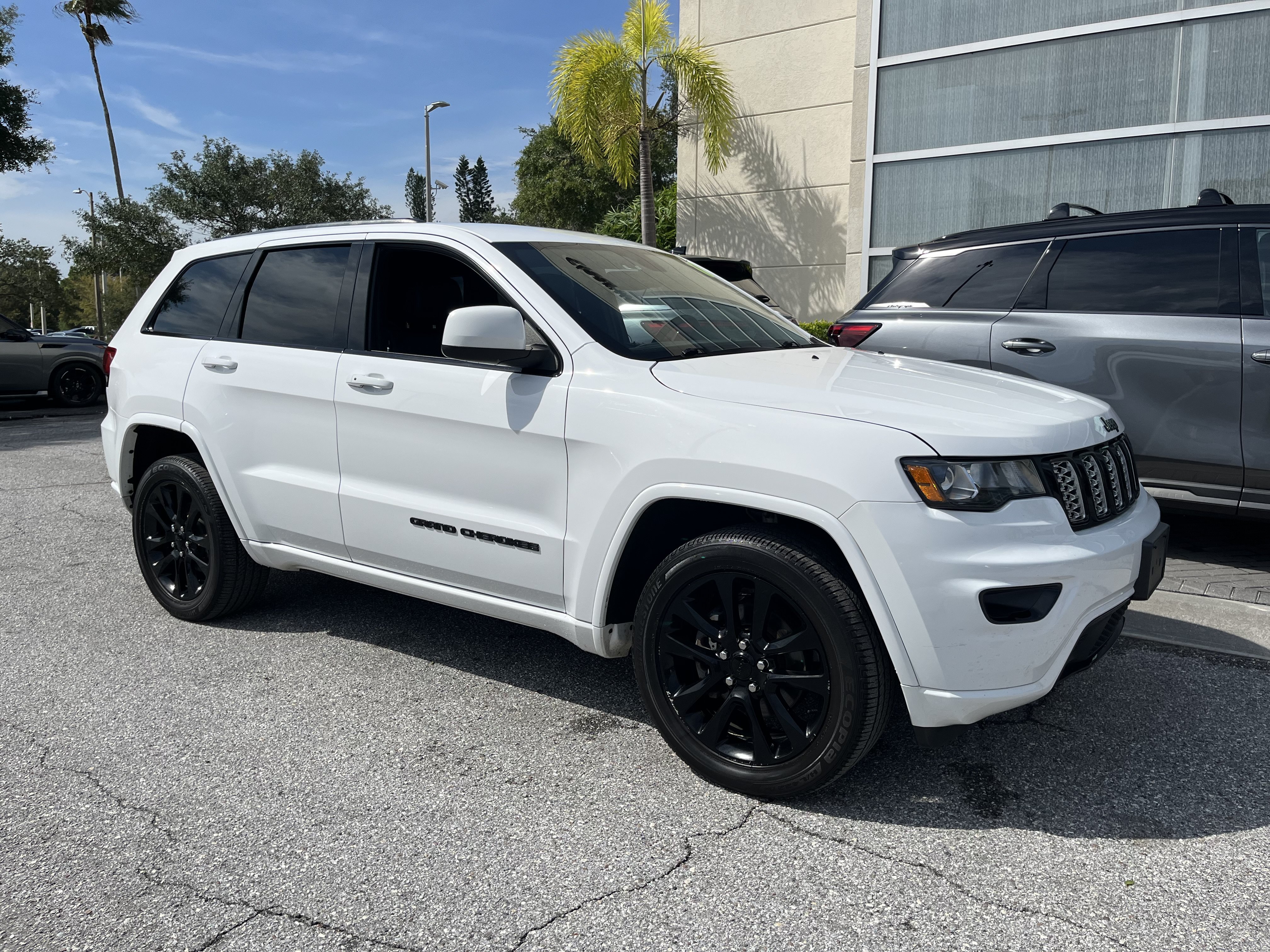 Used 2019 Jeep Grand Cherokee Altitude AWD/4WD image 10