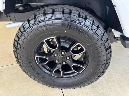 Used 2017 Jeep Wrangler Unlimited Sahara AWD/4WD image 33