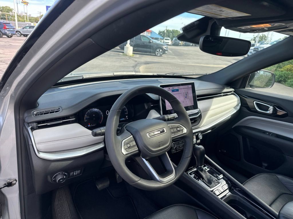 Used 2025 Jeep Compass Limited w/ Elite Group AWD/4WD image 11