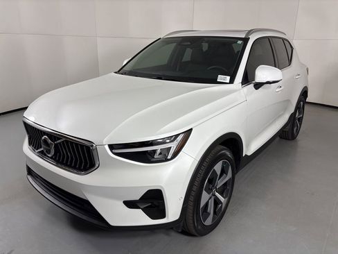 Used 2025 Volvo XC40 B5 Plus image 4