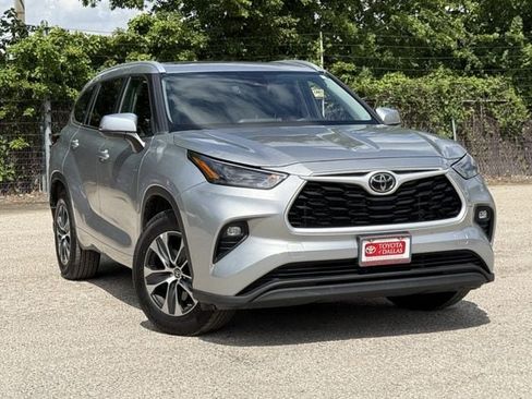 Used 2024 Toyota Highlander XLE FWD image 2