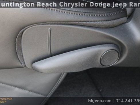 Used 2026 Chrysler Pacifica Select image 39