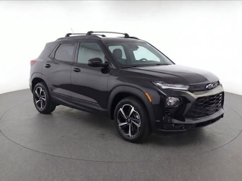 Used 2021 Chevrolet TrailBlazer RS w/ Technology Package FWD image 3