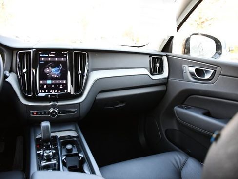 Certified 2025 Volvo XC60 B5 Plus image 18