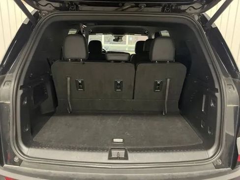 Used 2025 Chevrolet Traverse LT FWD image 17