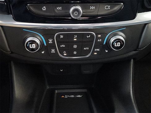 Used 2023 Chevrolet Traverse LT image 19