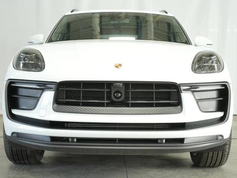Certified 2025 Porsche Macan image 11