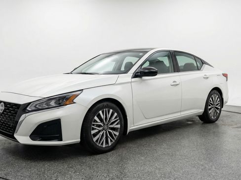 Used 2025 Nissan Altima 2.5 SV image 3
