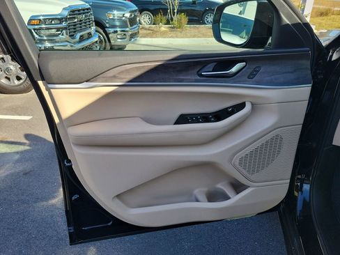 New 2025 Jeep Grand Cherokee L Limited w/ Luxury Tech Group II AWD/4WD image 6