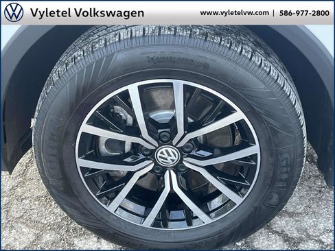 Certified 2021 Volkswagen Tiguan SE w/ Panoramic Sunroof Package image 7